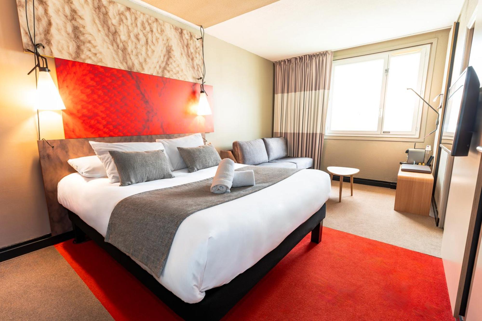 Executive Room Queen Bed Double Sofa Bed